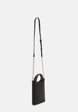 Sac à main en cuir noir avec une forme structurée, doté d'une poignée supérieure et d'une bandoulière en chaîne amovible pour un port croisé. Surface texturée.