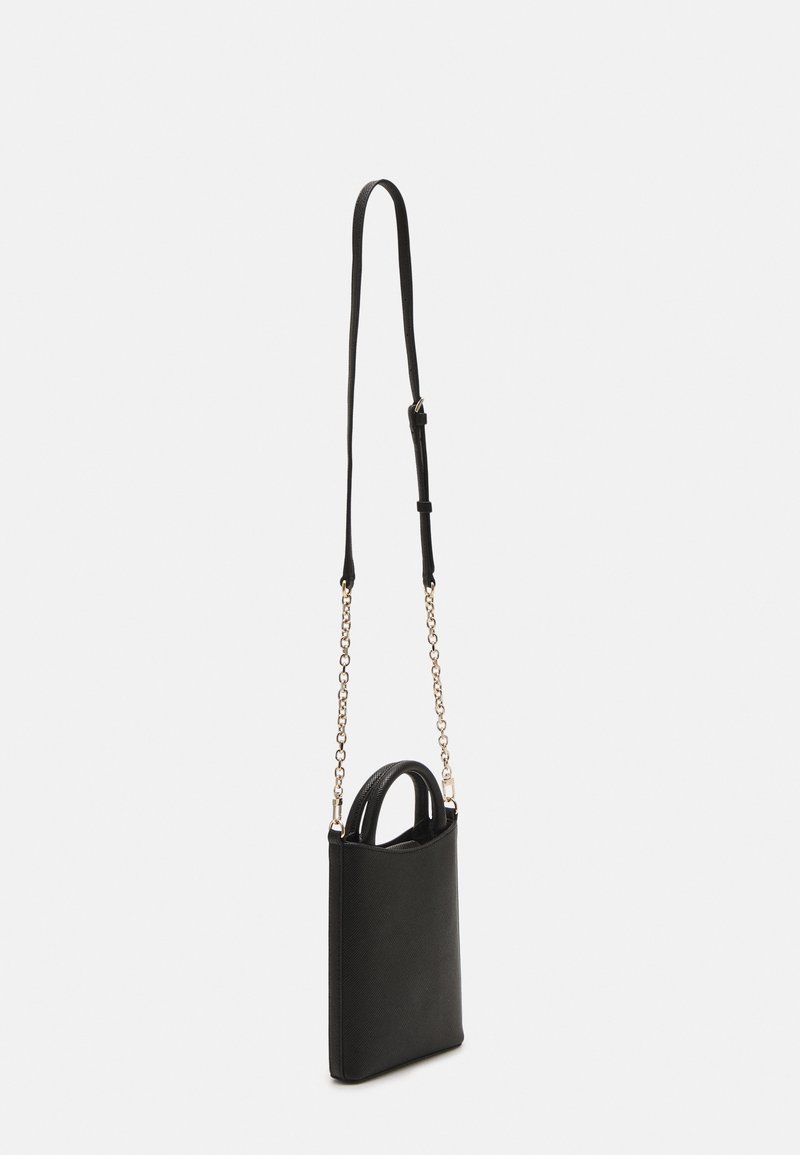 Sort læderhåndtaske med en struktureret form, der har et håndtag på toppen og en aftagelig kædestrop til crossbody-bæring. Tekstureret overflade.