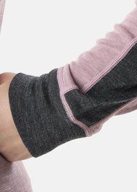 Top a maniche lunghe con un design colorblock rosa e nero, realizzato in tessuto morbido con cuciture visibili e polsini a costine.