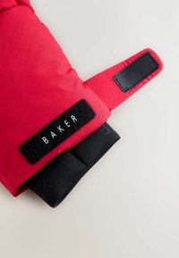 Guante aislante rojo con detalles en negro y una correa de Velcro. Presenta una etiqueta con "BAKER" en blanco sobre un parche negro. Textura lisa.