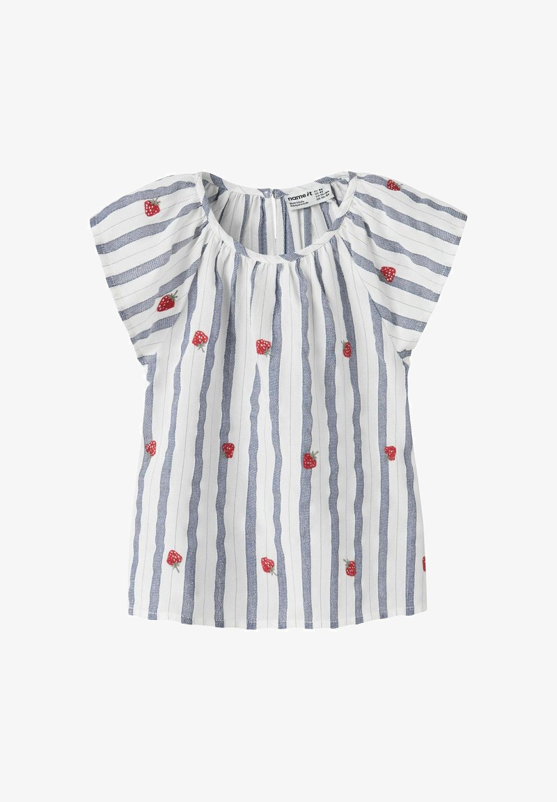 Blouse blanche manches courtes avec rayures verticales bleues et petits imprimés fraises rouges dispersés, col froncé et fermeture boutonnée au dos.
