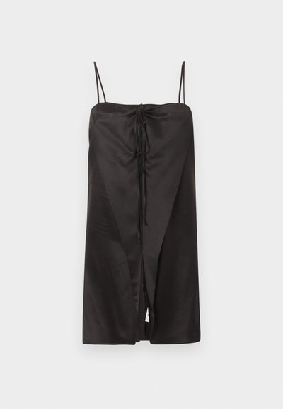 Μαύρο σατέν μίντι φόρεμα με λεπτές τιράντες σπαγγέτι και λεπτομέρεια δέσιμου μπροστά που δημιουργεί μια διακριτική σχισμή, σε απλό ανοιχτό φόντο.