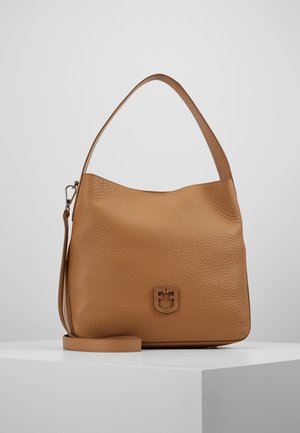 Sac à épaule en cuir texturé couleur fauve avec une poignée unique, une bandoulière amovible et un petit logo embossé sur le devant.