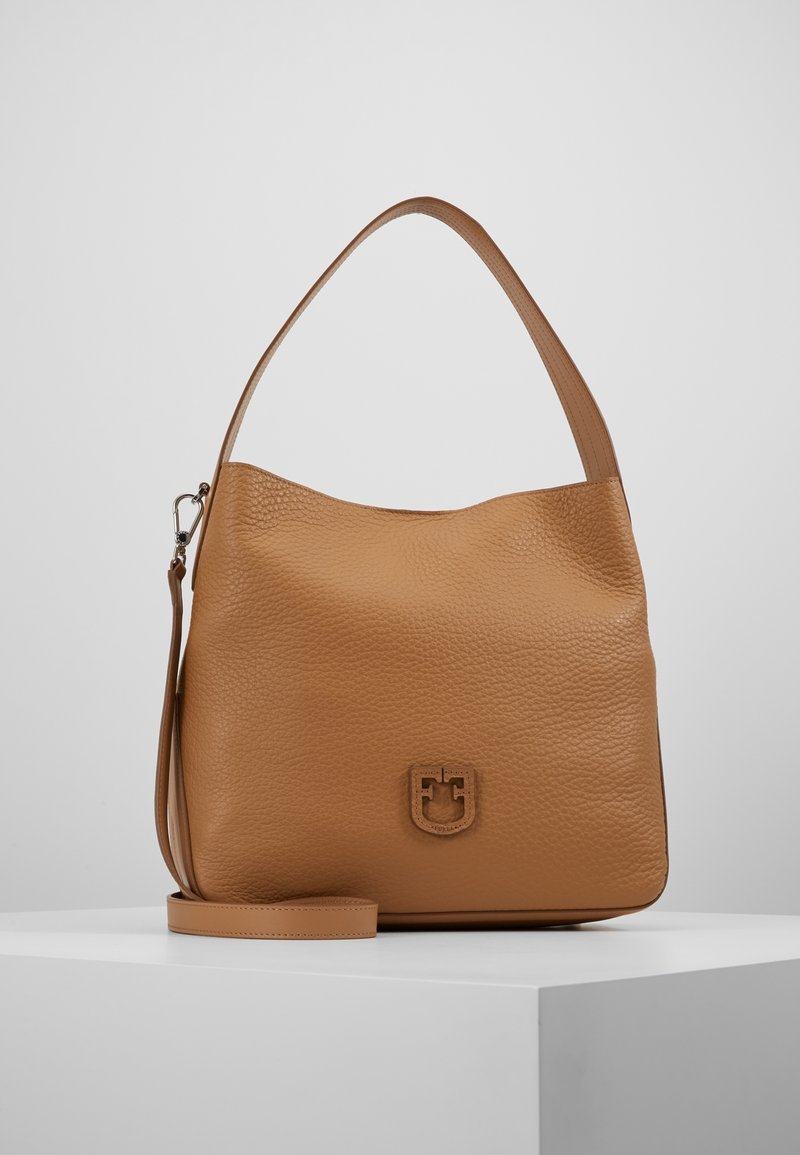 Sac à épaule en cuir texturé couleur fauve avec une poignée unique, une bandoulière amovible et un petit logo embossé sur le devant.