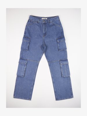 Pantaloni cargo in denim blu con molte tasche laterali, design a gamba dritta e vita classica. Il tessuto presenta una leggera trama e scoloriture.