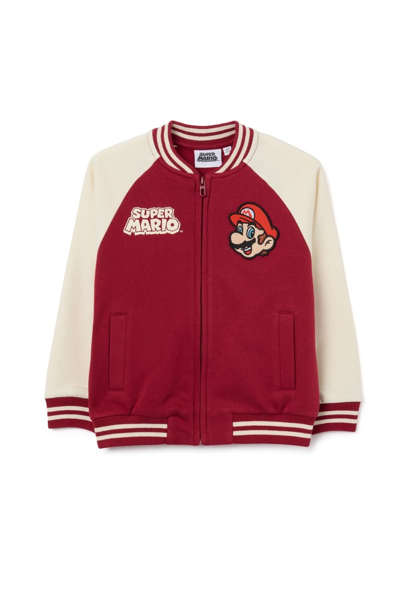 Chaqueta de cremallera rojo y crema con puños rayados, logo de Super Mario en el lado izquierdo del pecho y cara de Mario bordada en el lado derecho del pecho.