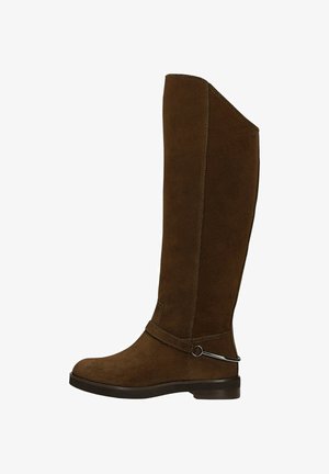 Stivale knee-high in suede marrone con tacco basso, cinturino e dettaglio in metallo vicino alla caviglia, punta arrotondata e suola liscia.