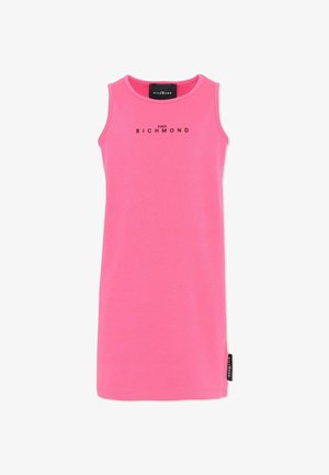 Mouwloze roze jurk met "JOHN RICHMOND" bedrukt over de borst en een zwart label in de zijnaden.