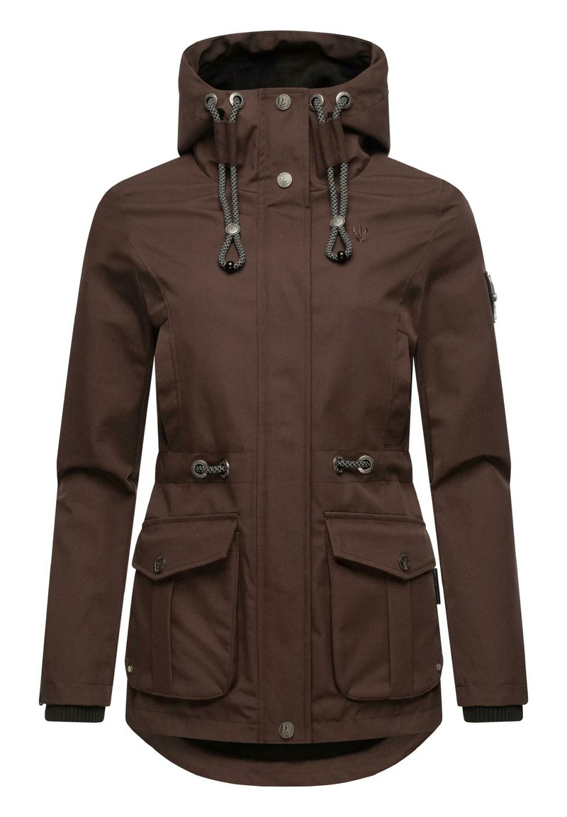 Chaqueta impermeable marrón con capucha, detalles de cordón, dos bolsillos frontales y un dobladillo trasero más largo. Tejido texturizado con cierres a presión.