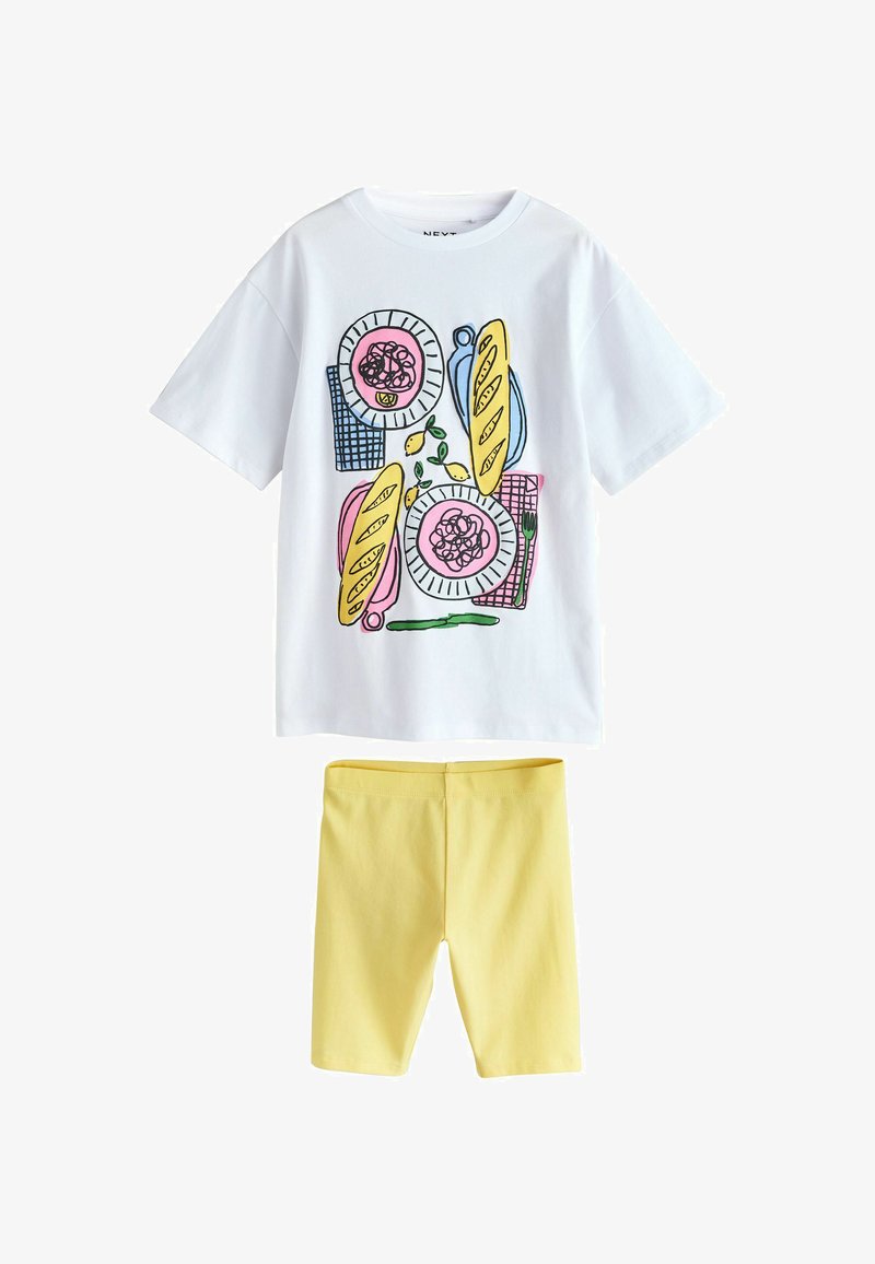 T-shirt en coton blanc avec imprimé coloré sur le thème de la nourriture ; short en coton jaune. Les deux présentent un tissu doux et une coupe décontractée.