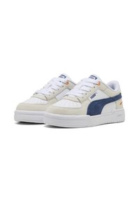 Sneaker bianche e beige con un accento in suede blu, punta perforata, lacci bianchi piatti e suola in gomma testurizzata. Presenta il marchio Puma.