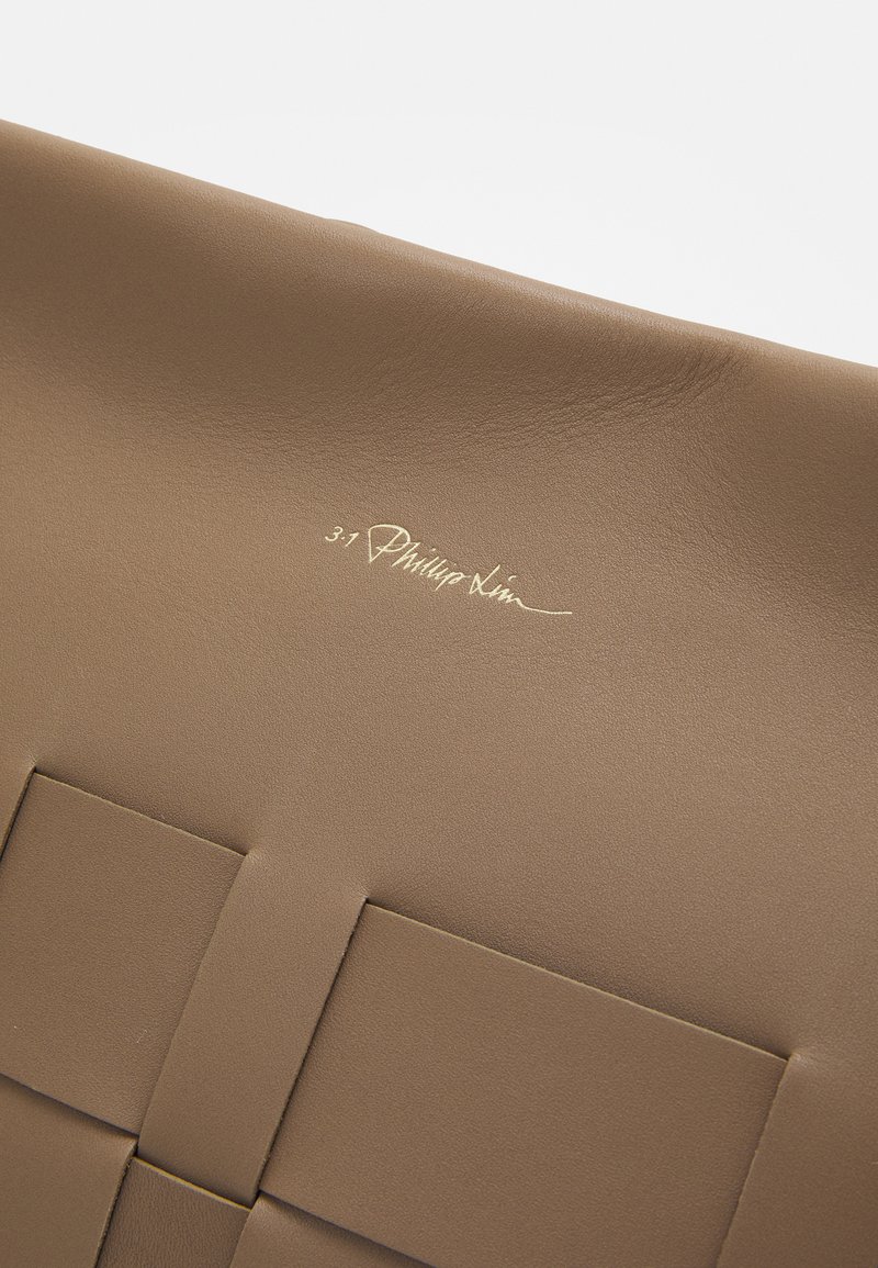 Damen Bekleidung | 3.1 Phillip Lim ODITA SLIM SHOULDER BAG Umhängetasche brown/braun - NQ18234 Damen Bekleidung | 3.1 Phillip Lim ODITA SLIM SHOULDER BAG Umhängetasche brown/braun - NQ18234