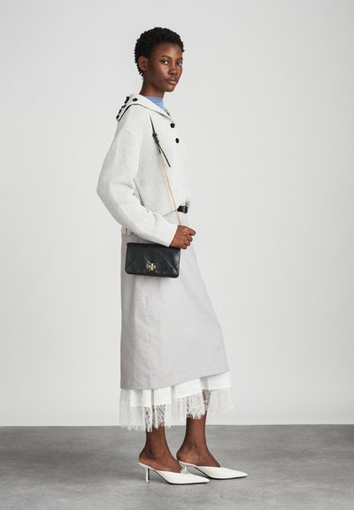 Suéter branco de malha, saia midi cinza com bainha rendada, bolsa crossbody preta com matelassê e mules brancos com bico fino. Design prático e elegante.