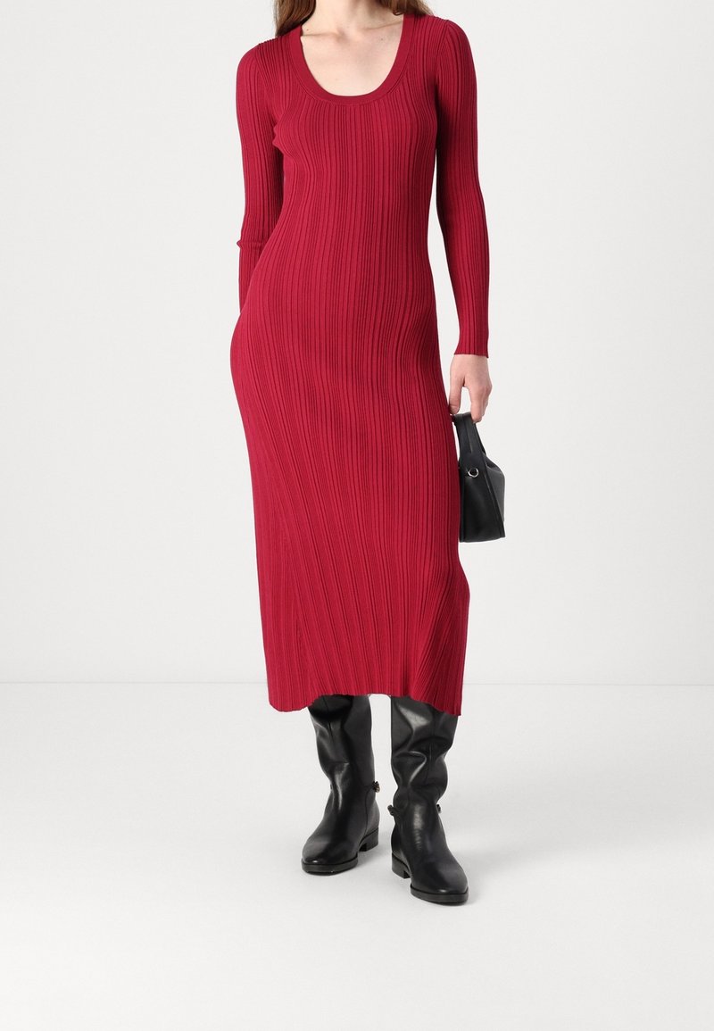 Robe Pull PrettyLittleThing Noir Et Rouge Taille 8 – Neuve Sans étiquettes