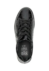 Schwarze Lackleder-Sneaker mit Krokodilstruktur, runder Zehenteil, schwarzen Schnürsenkeln und Branding im Schuhinneren. Bequemes Design.