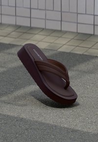 Επιλέχθηκε, dark brown