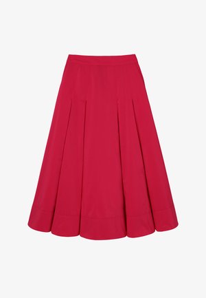 Jupe rouge évasée avec des plis, une texture lisse et une coupe longueur genou, dotée d'un ourlet large et d'une ceinture dissimulée.