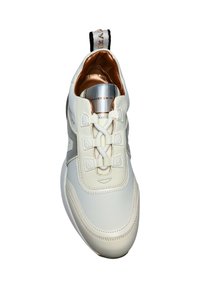 Baskets en cuir blanc au toucher lisse, dotées de lacets, d'un contour argenté et d'un intérieur marron. Comprend une languette à l'arrière.