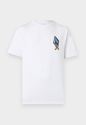 Fehér rövid ujjú póló, bal mellrészen egy kis grafikával, amelyen egy sárga alak nagy, kék és lila geometriai formát tart.