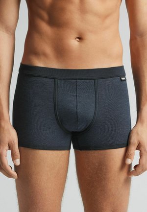 Boxer-briefs bleu foncé avec une texture côtelée, une taille élastique et sans motifs ni graphiques visibles. Tissu lavable en machine.