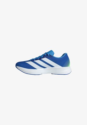 Scarpa da ginnastica blu con tre strisce bianche, suola bianca e dettaglio sfumato verde sul tallone, vista di profilo laterale verso sinistra.
