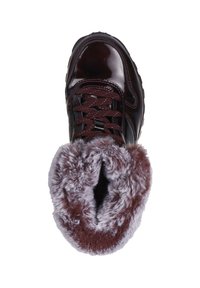 Botte en cuir verni marron avec un design à lacets, dotée d'un doux col en fausse fourrure et d'une semelle en caoutchouc texturée. La vue de dessus met en valeur la doublure intérieure.