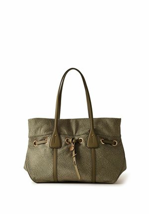 Borsa tote verde oliva con texture, due manici lunghi, occhielli decorativi laterali e una cinghia centrale in pelle con una piccola serratura dorata.