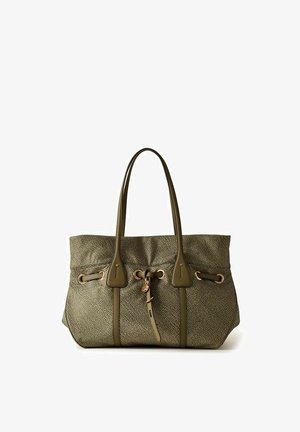 Borsa tote verde oliva con texture, due manici lunghi, occhielli decorativi laterali e una cinghia centrale in pelle con una piccola serratura dorata.