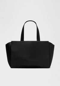 Melnas taisnstūra plecu soma ar platām rokturiem, mīksts teksturēts materiāls un nedaudz izvirzīti sānu paneļi uz viendabīga fona.