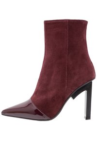 Bottine bordeaux avec une tige en daim et un bout en cuir verni brillant, dotée d'un bout pointu et d'un talon haut aigu noir.