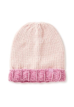 Strickmütze in hellrosa mit einem gerippten, dunkelpinken Bündchen. Weiche Textur mit sichtbaren Nähten und einem kleinen Logokennzeichen am Bündchen.