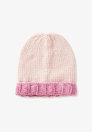 Gorro de punto en rosa claro con una banda acanalada de un rosa más oscuro. Textura suave con costuras visibles y una pequeña etiqueta de logo en la banda.