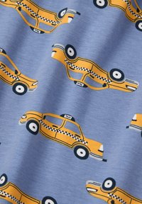 Blauwe stof met illustraties van gele taxi's en zwart-witte geruite patronen aan de zijkanten, zachte textuur en speels ontwerp.