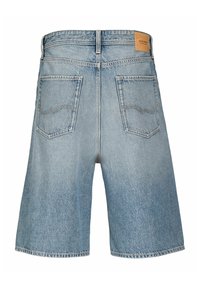 Pantaloncini di jeans azzurri con due tasche posteriori, passanti per cintura e una targhetta di pelle marrone del marchio sulla vita.