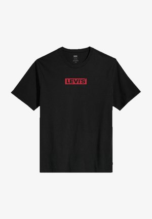 Czarna koszulka Levi's z krótkim rękawem, z czerwonym, prostokątnym logo i nazwą marki nadrukowaną czarnymi literami na środku klatki piersiowej.