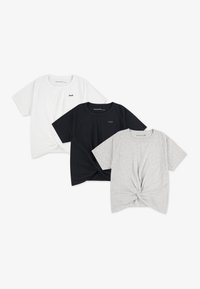 Trzy t-shirty z krótkim rękawem w kolorach białym, czarnym i szarym. Każdy z nich ma na przodzie skręcony węzeł oraz klasyczny okrągły dekolt.