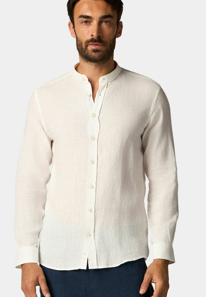 Camicia di lino bianca con colletto alla mandarina, maniche lunghe e chiusura anteriore con bottoni. Tessuto testurizzato con una vestibilità rilassata e polsini standard.
