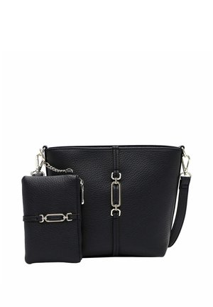 Borsa a tracolla in pelle nera texturizzata con pochette abbinata con cerniera, attaccata da una catena argentata e dettagli decorativi in metallo.