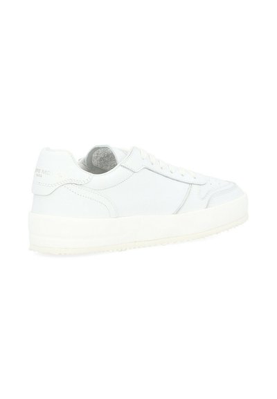 Sneaker bianco in pelle con fodera in tessuto texturizzato, punta rotonda, suola piatta in gomma e dettagli di cucitura discreti. Presenta un logo sul tallone.