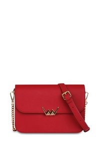 Červená koženková crossbody taška se zlatým řetízkem a sponou, s klopou a výrazným logem na přední straně.