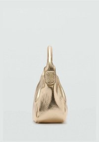 Borsa metallica dorata con una forma arrotondata, texture liscia e un manico corto. Presenta un sottile dettaglio di cucitura nella parte superiore.