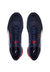 Granatowe buty sportowe z siateczkową cholewką, z białymi i czerwonymi akcentami, okrągłym noskiem i płaskimi sznurowadłami. Logo Puma na języku i bokach.