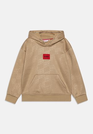 Felpa beige con una texture morbida, caratterizzata da un evidente patch logo rettangolare rosso e una tasca a marsupio. Delicato motivo tonale del marchio su tutta la superficie.