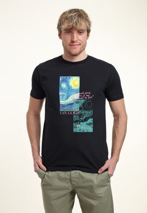 Sort t-shirt med Van Gogh kunsttryk i blå og grønne nuancer, med tekst i lyserød. Korte ærmer og klassisk pasform.