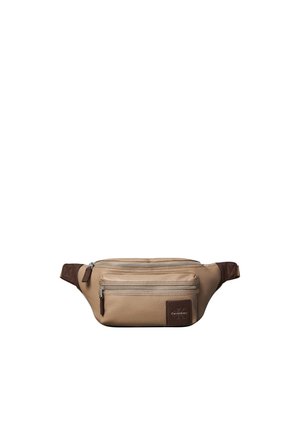 Beżowa skórzana saszetka na pas z dwoma zamykanymi na zamek kieszeniami i ciemnobrązowymi końcówkami pasków, z małą naszywką z logo Calvin Klein.