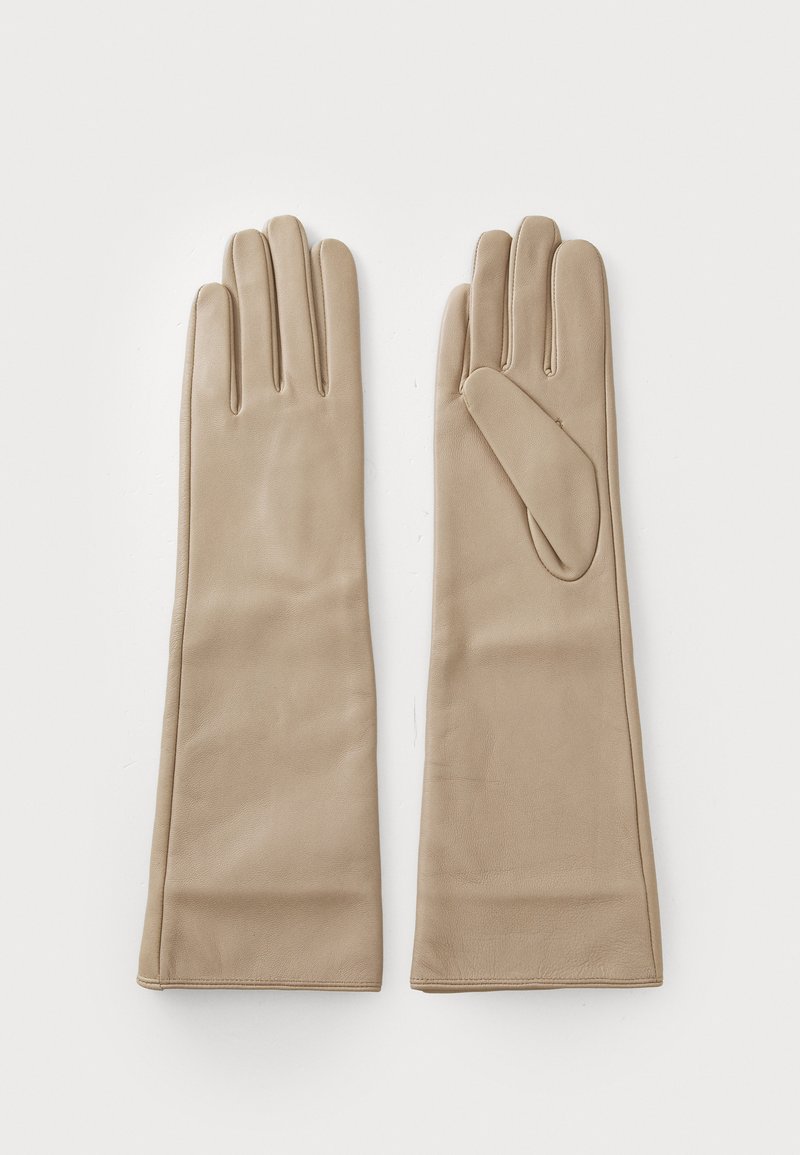 Gants en cuir beige avec une texture lisse, dotés d'un design à cinq doigts et d'une longueur de poignet prolongée pour un look ajusté.