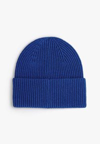 Gorro de punto azul con textura acanalada, diseño con puño vuelto y acabado liso en la parte superior. Tejido resistente, adecuado para clima frío.