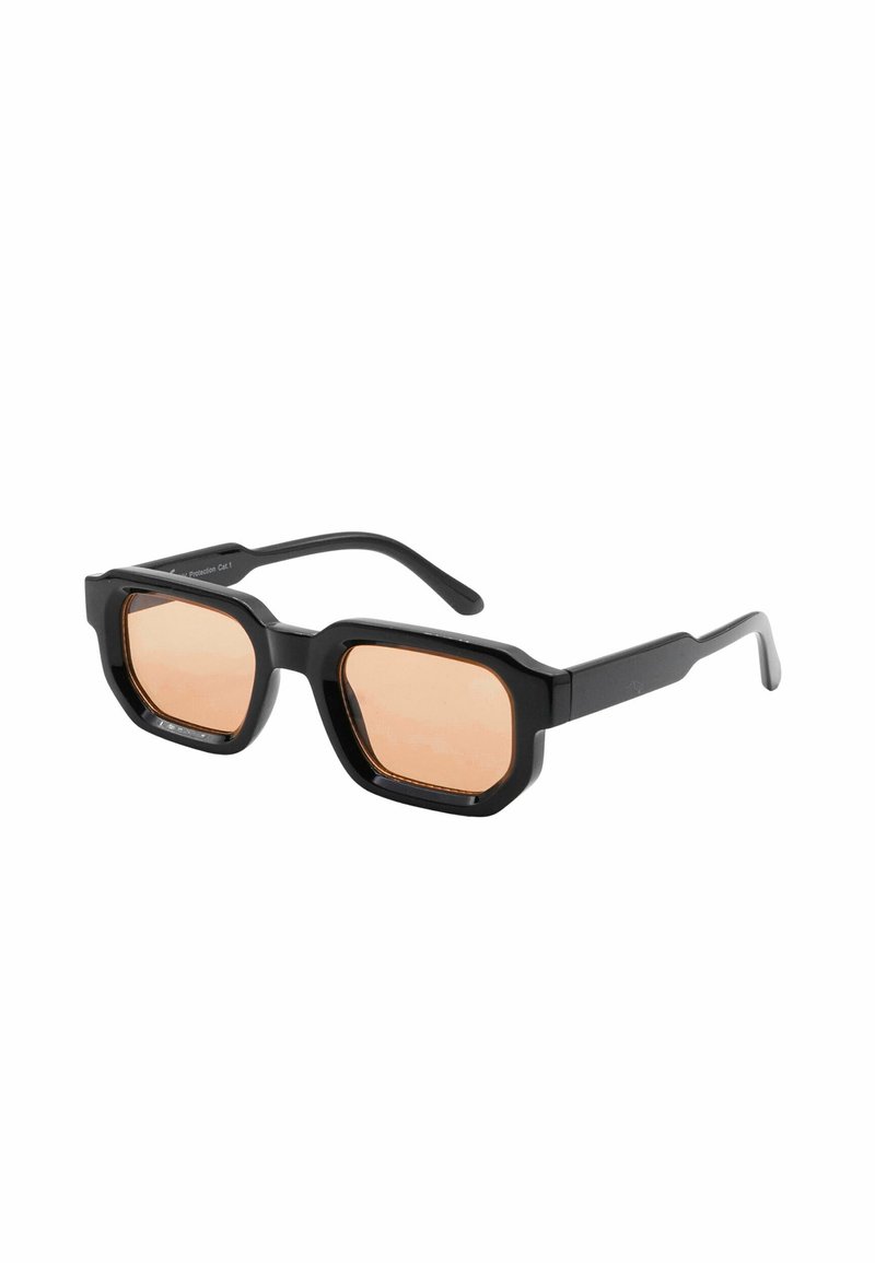 Occhiali da sole neri con montatura spessa e lenti arancioni. Presentano un design geometrico e una superficie liscia.