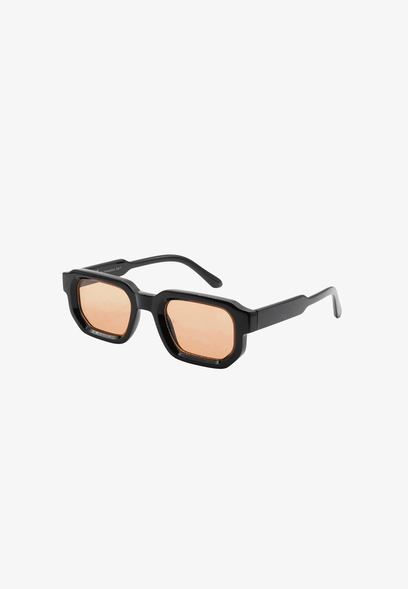 Occhiali da sole neri con montatura spessa e lenti arancioni. Presentano un design geometrico e una superficie liscia.