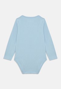 Vaaleansininen pitkähihainen vauvan body, valmistettu pehmeästä puuvillasta. Siinä on pyöreä pääntie, pohjassa painonapitus ja sileä pinta.